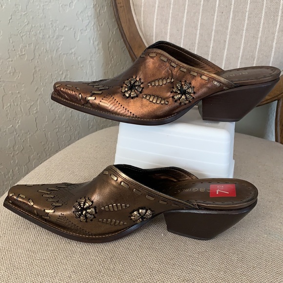 NWOT BCBGirls Western Mule - Picture 11 of 14
